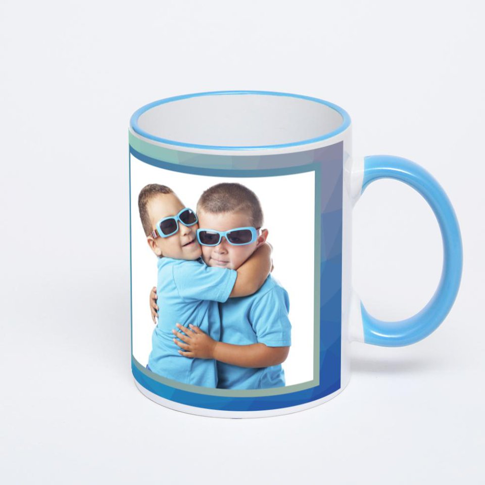 Кружка с синей ручкой и ободком