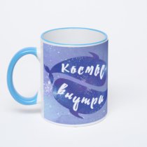 Кружка с синей ручкой и ободком