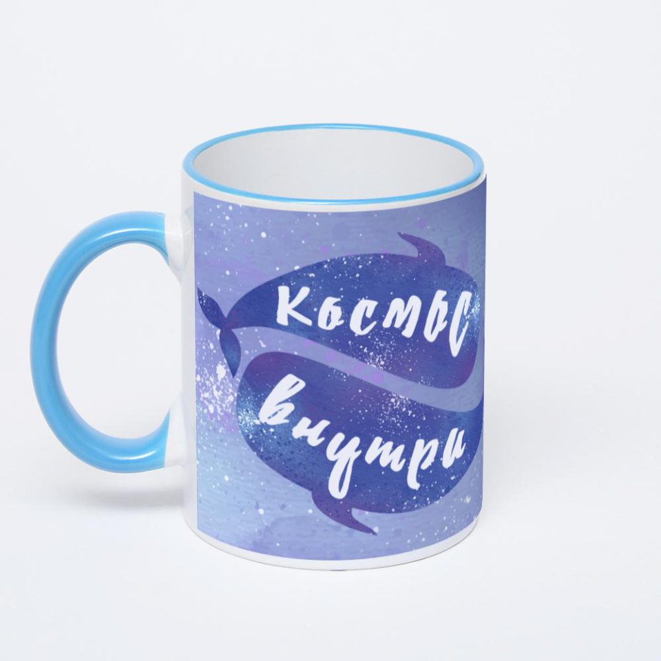 Кружка с синей ручкой и ободком