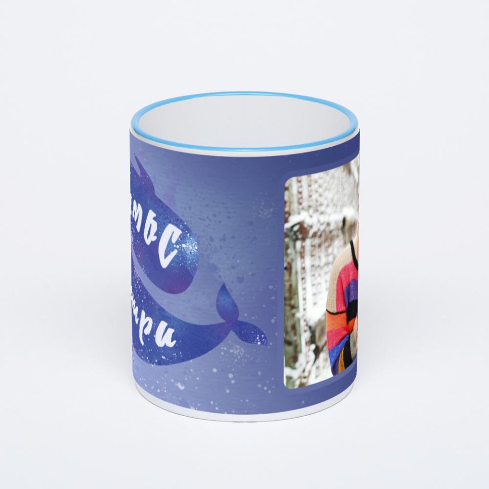 Кружка с синей ручкой и ободком