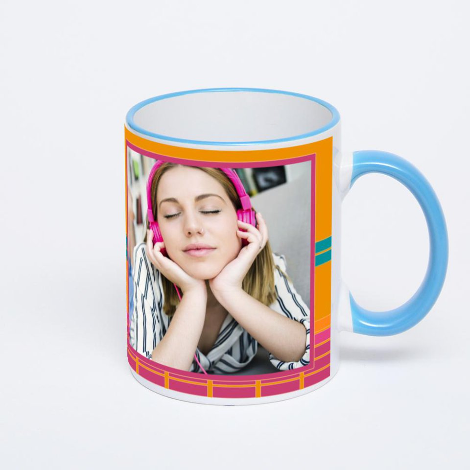 Кружка с синей ручкой и ободком