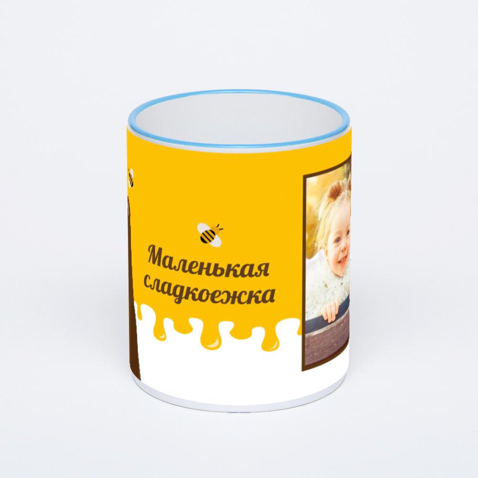 Кружка с синей ручкой и ободком