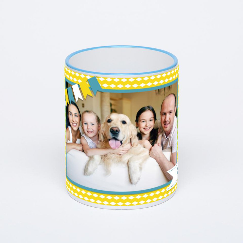 Кружка с синей ручкой и ободком