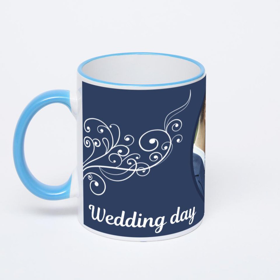 Кружка с синей ручкой и ободком