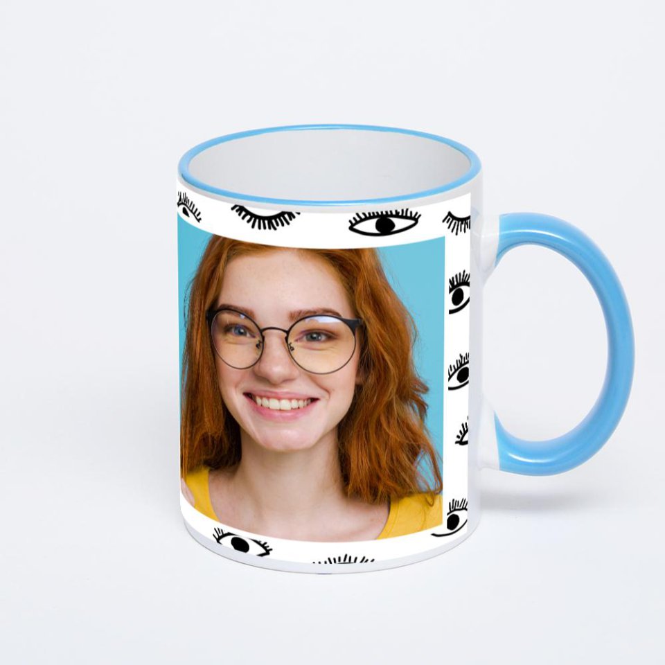 Кружка с синей ручкой и ободком