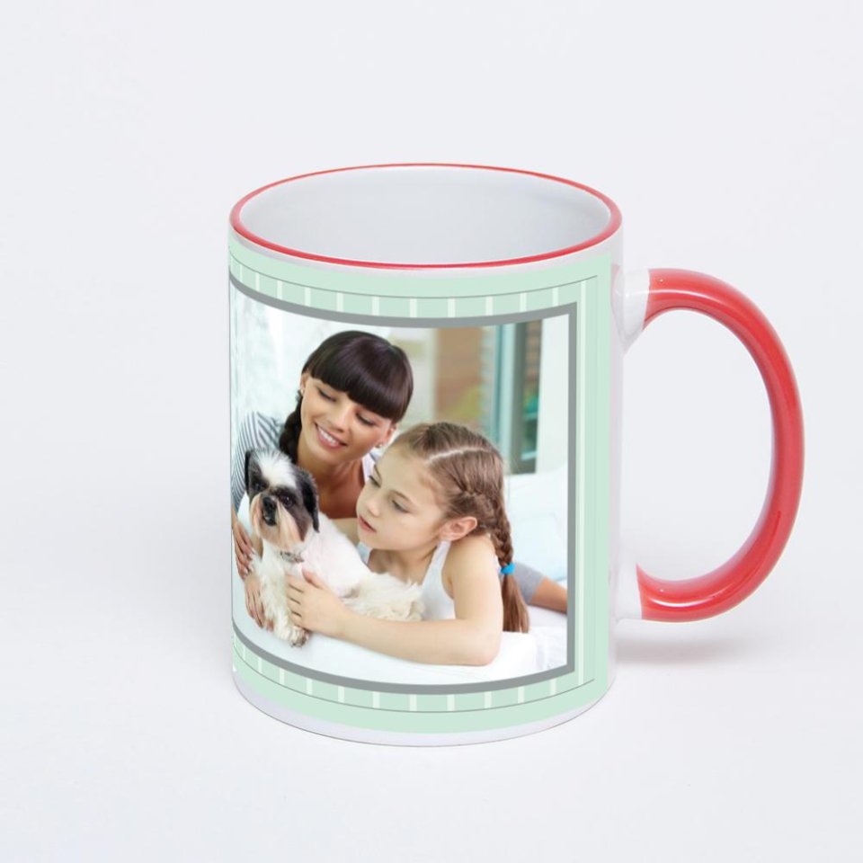 Кружка с красной ручкой и ободком