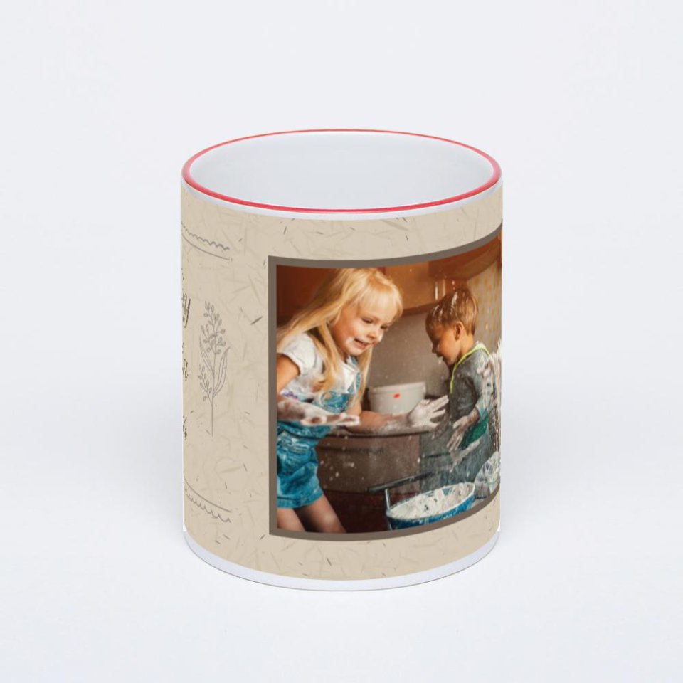 Кружка с красной ручкой и ободком