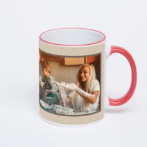 Кружка с красной ручкой и ободком