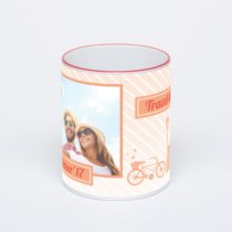 Кружка с красной ручкой и ободком