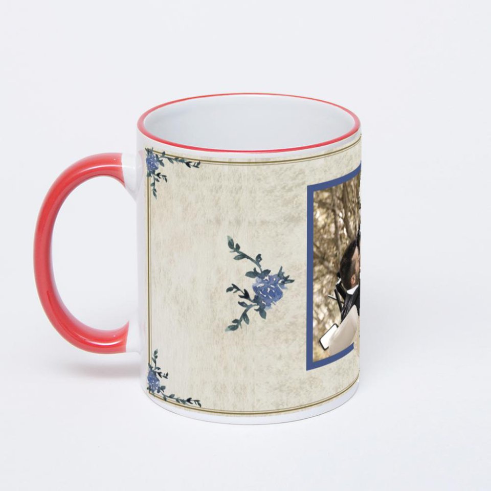 Кружка с красной ручкой и ободком