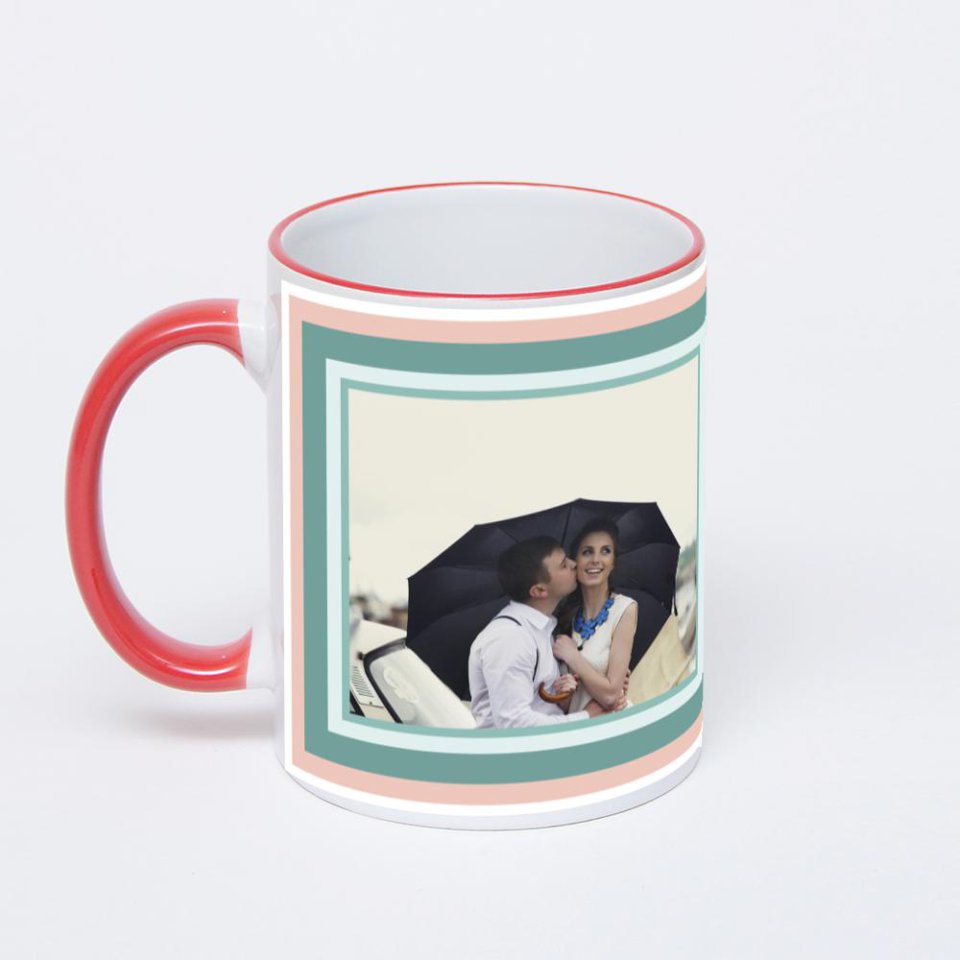 Кружка с красной ручкой и ободком