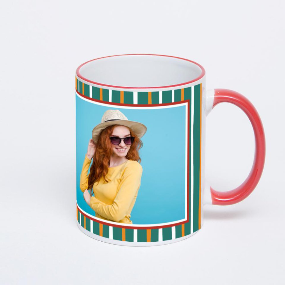 Кружка с красной ручкой и ободком