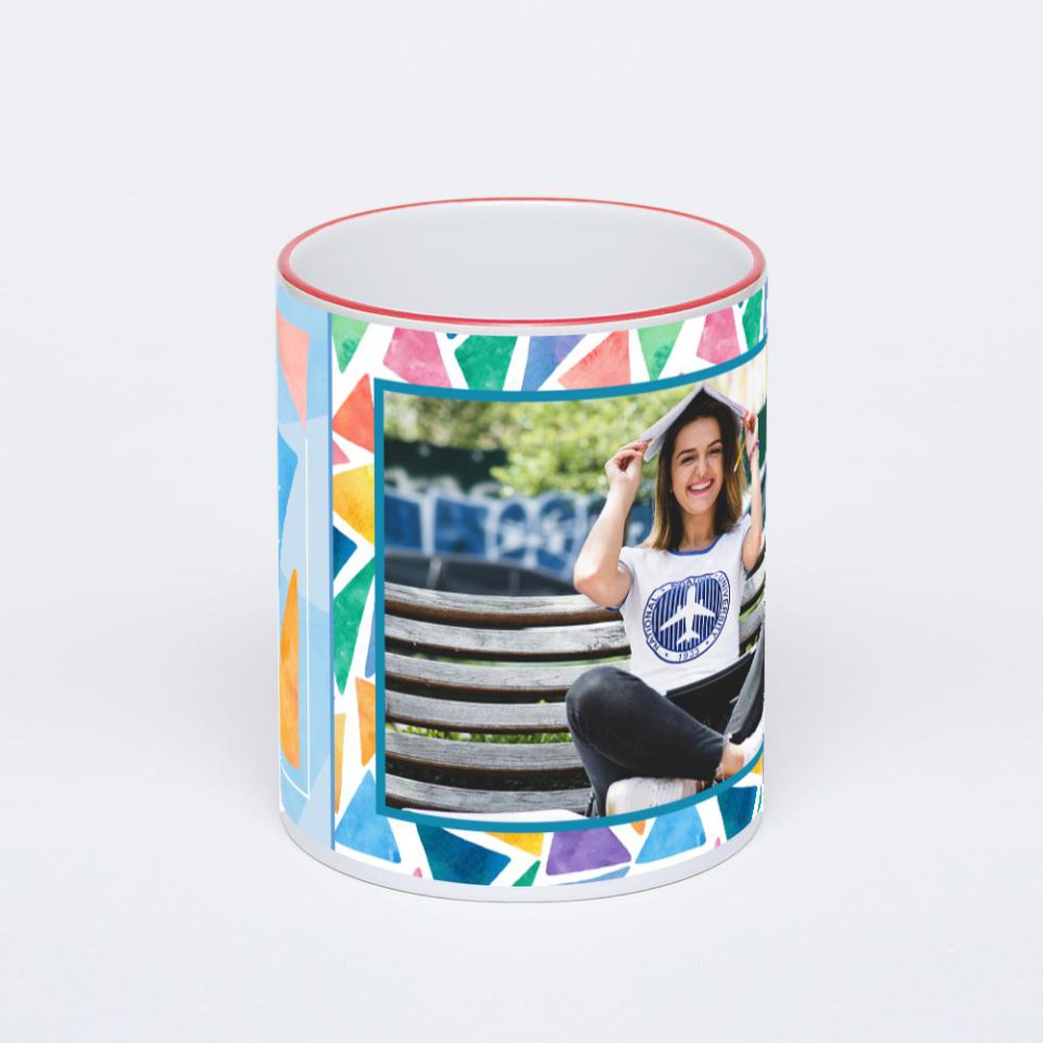 Кружка с красной ручкой и ободком