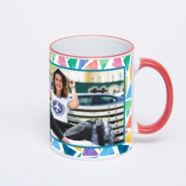 Кружка с красной ручкой и ободком