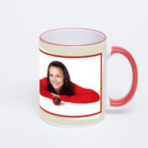 Кружка с красной ручкой и ободком