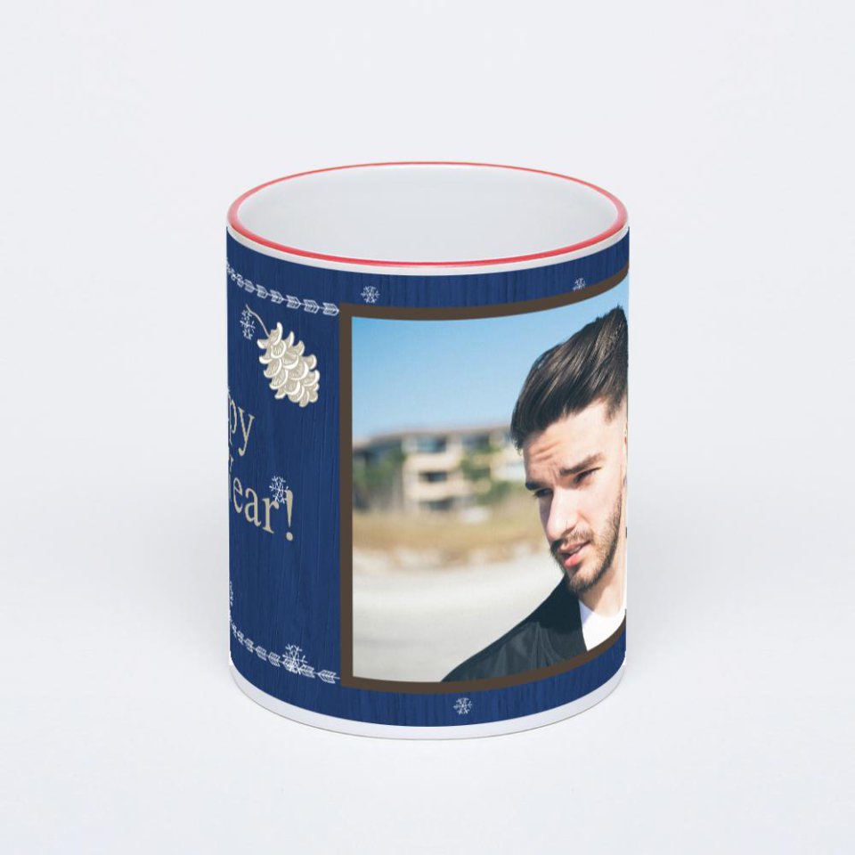 Кружка с красной ручкой и ободком