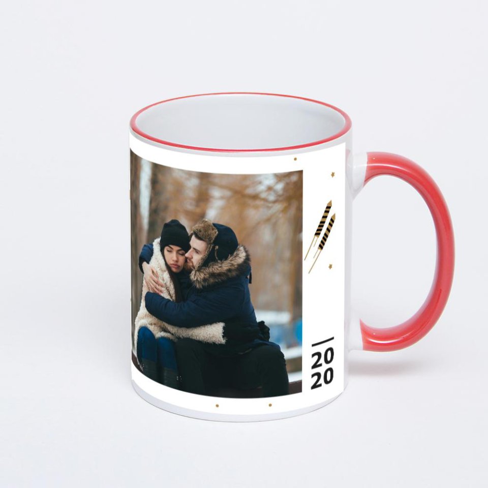 Кружка с красной ручкой и ободком