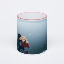 Кружка с красной ручкой и ободком