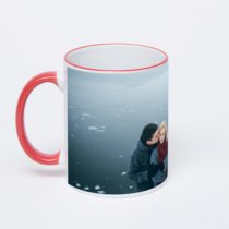 Кружка с красной ручкой и ободком