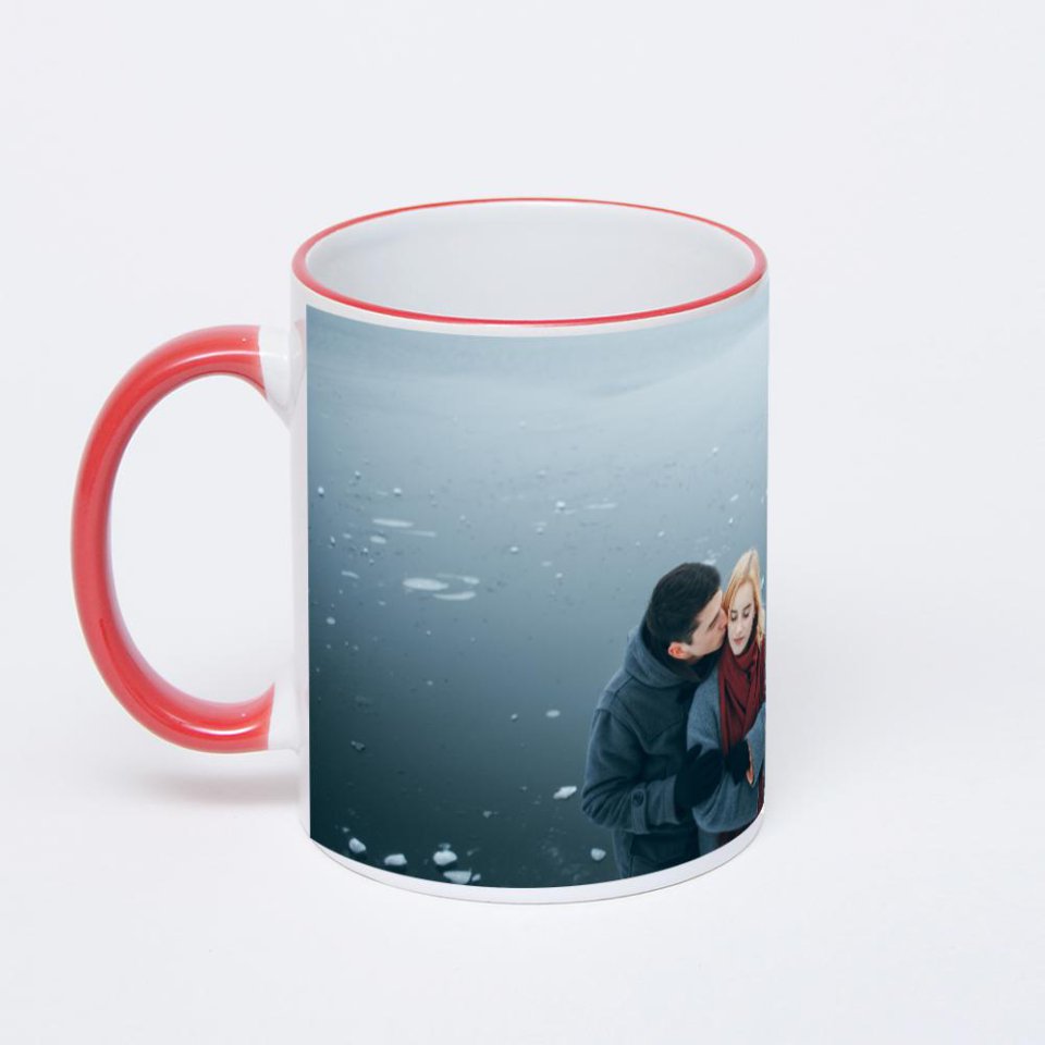 Кружка с красной ручкой и ободком