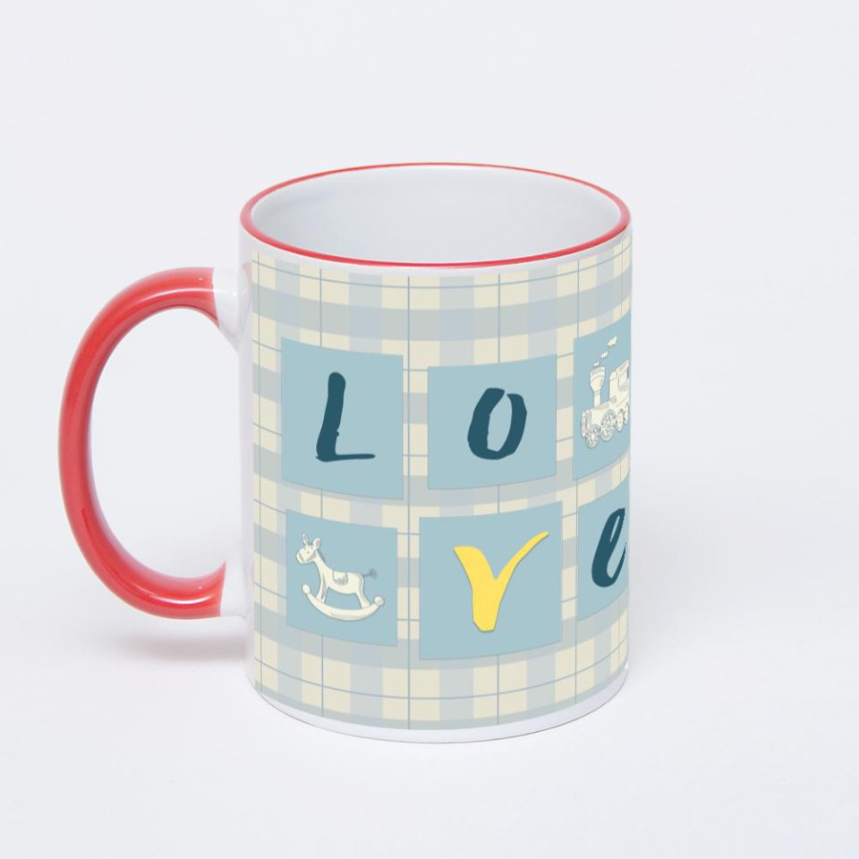 Кружка с красной ручкой и ободком