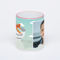 Кружка с красной ручкой и ободком