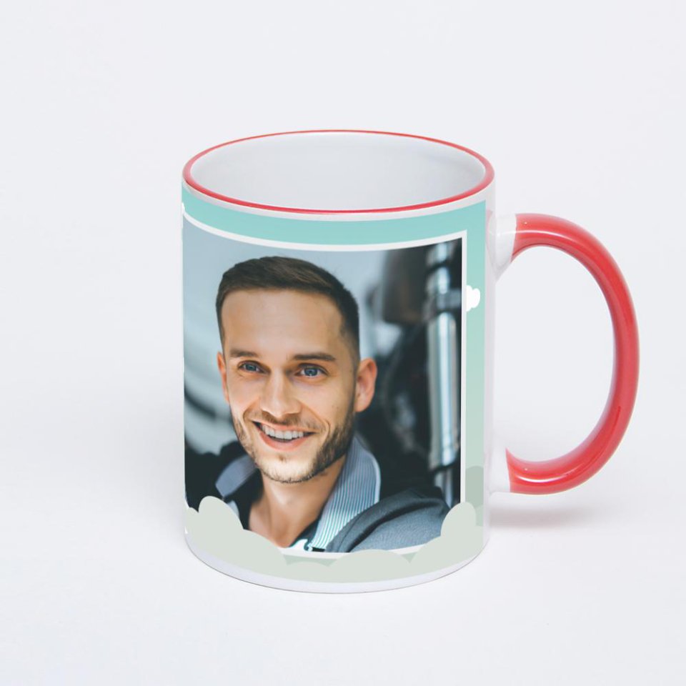 Кружка с красной ручкой и ободком