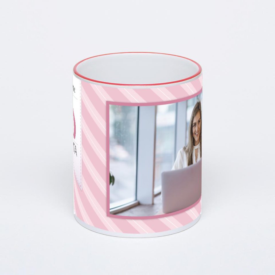 Кружка с красной ручкой и ободком