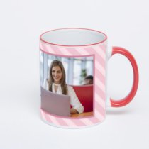 Кружка с красной ручкой и ободком