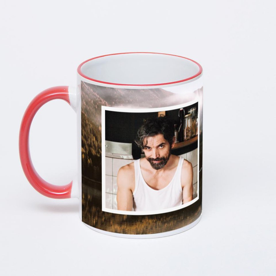 Кружка с красной ручкой и ободком