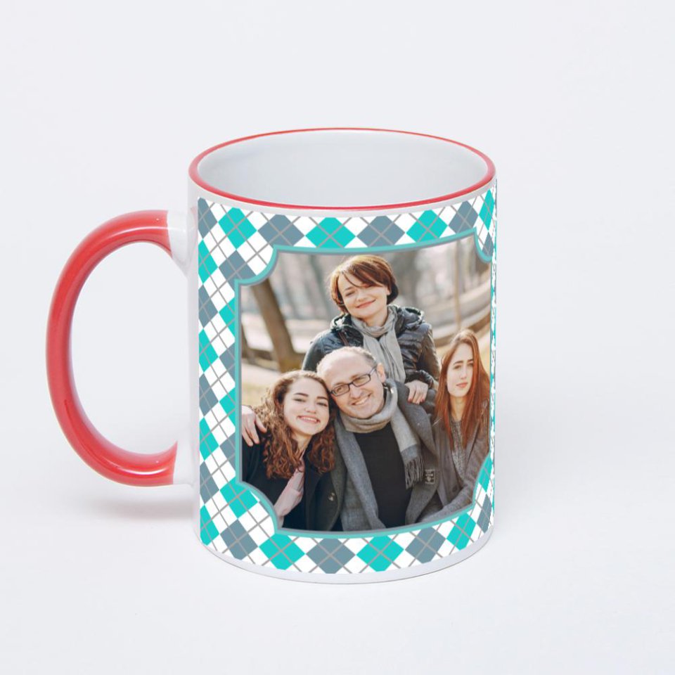 Кружка с красной ручкой и ободком