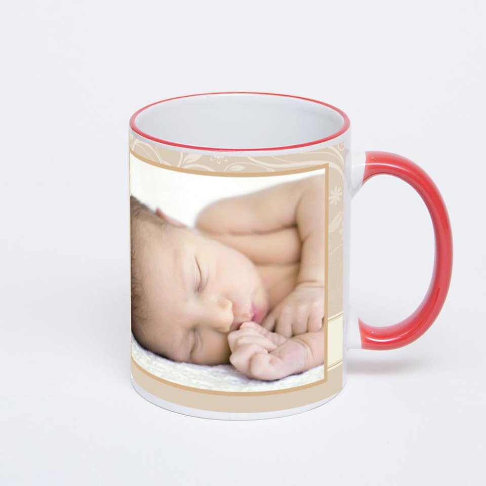 Кружка с красной ручкой и ободком