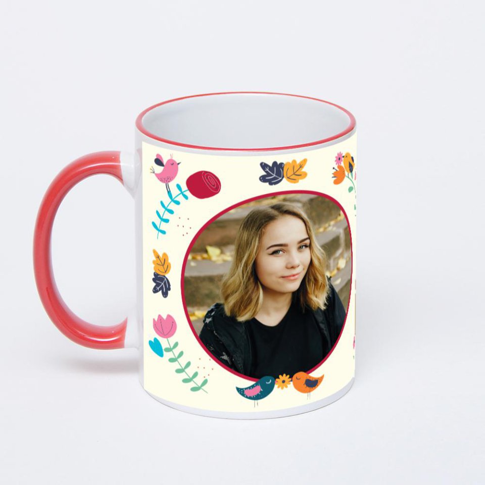 Кружка с красной ручкой и ободком