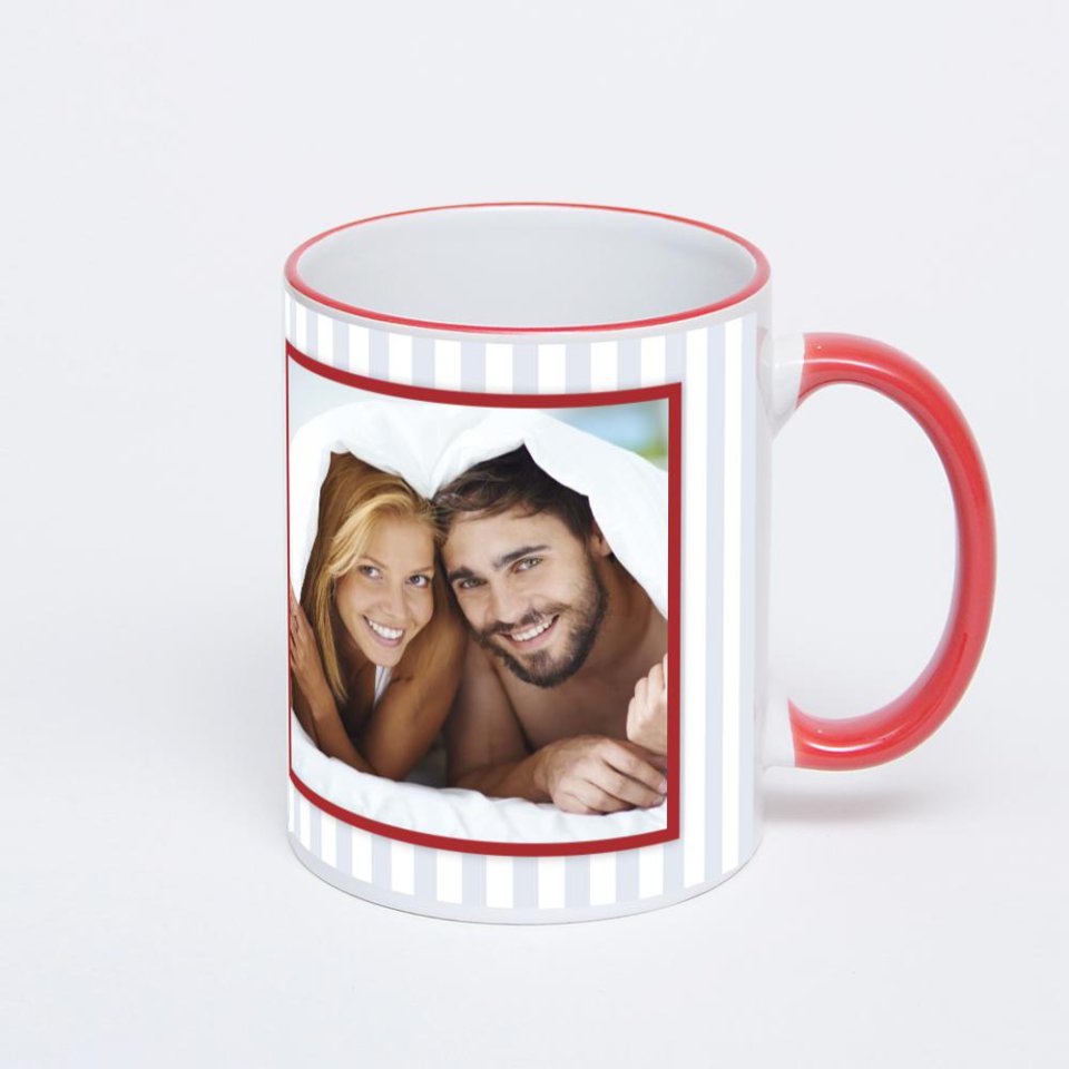 Кружка с красной ручкой и ободком