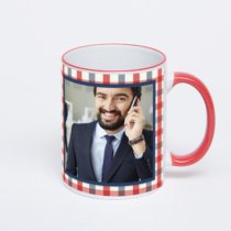 Кружка с красной ручкой и ободком