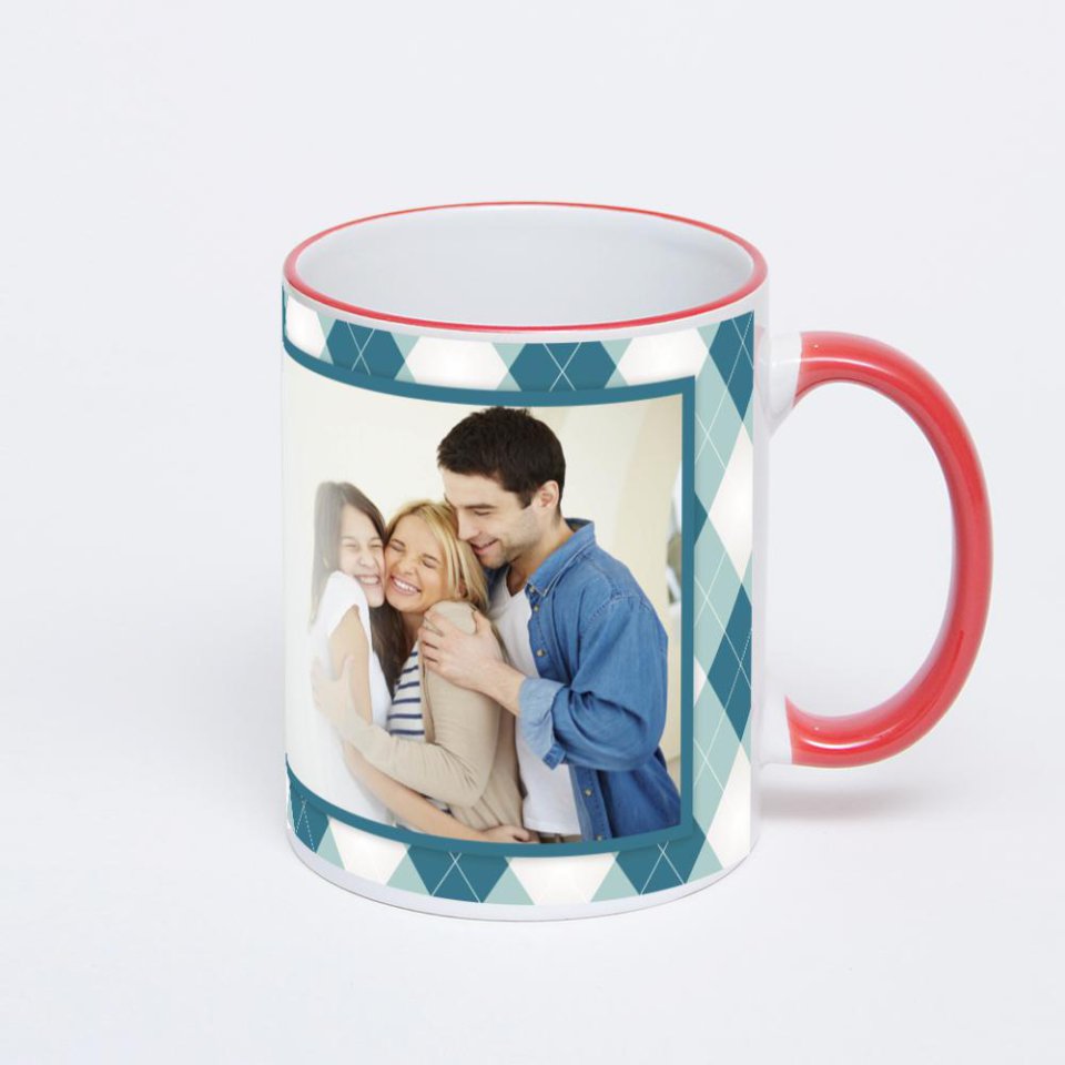 Кружка с красной ручкой и ободком