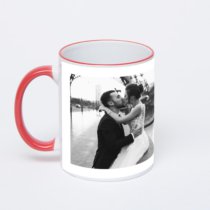 Кружка с красной ручкой и ободком