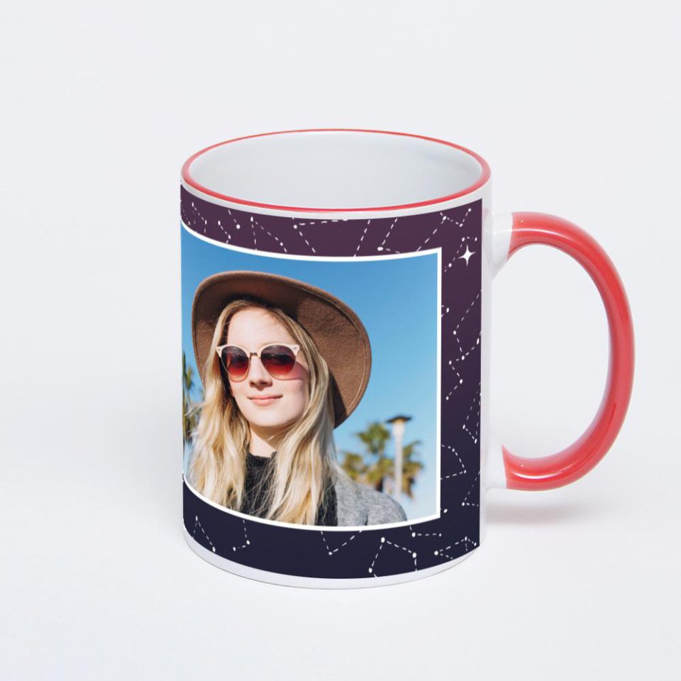 Кружка с красной ручкой и ободком