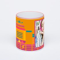 Кружка с красной ручкой и ободком