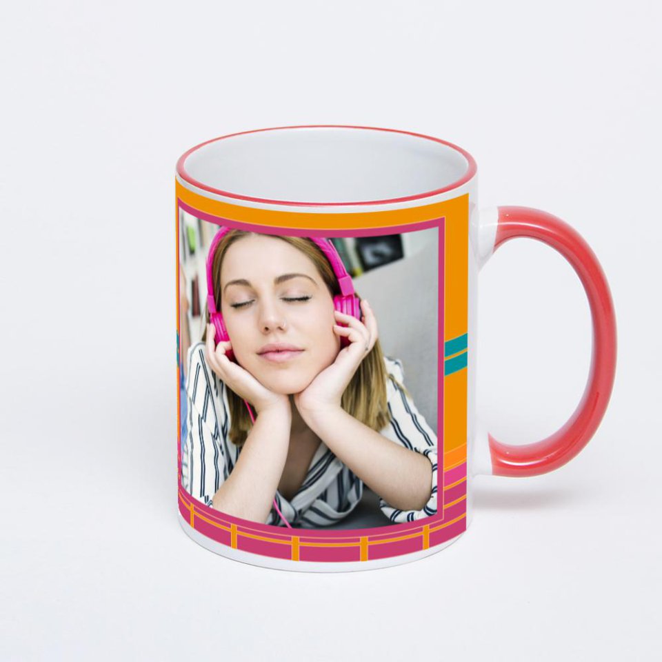 Кружка с красной ручкой и ободком