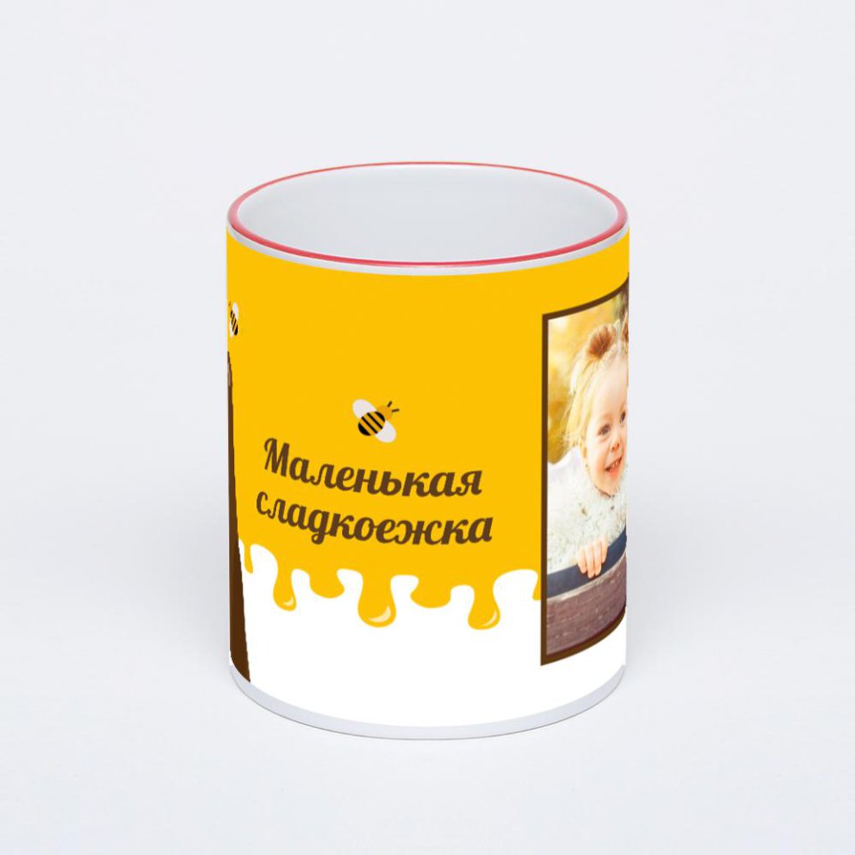 Кружка с красной ручкой и ободком