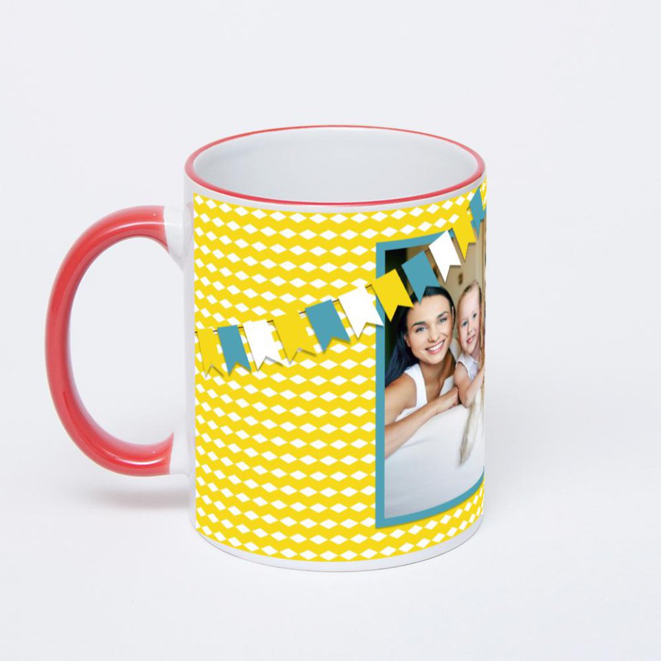 Кружка с красной ручкой и ободком