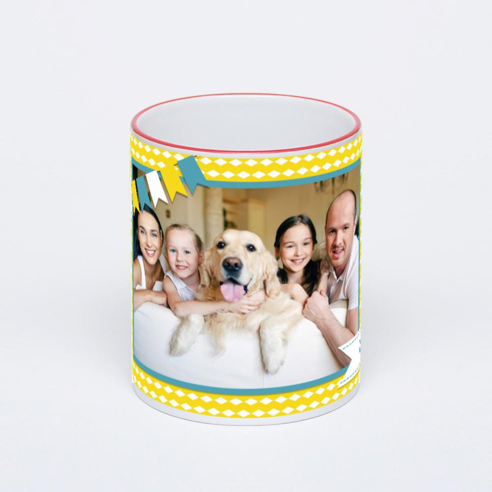 Кружка с красной ручкой и ободком