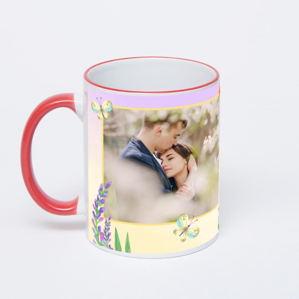 Кружка с красной ручкой и ободком