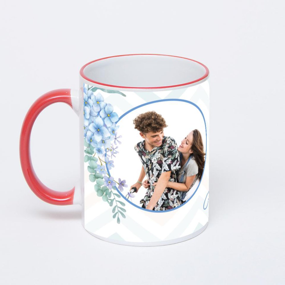 Кружка с красной ручкой и ободком