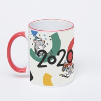 Кружка с красной ручкой и ободком