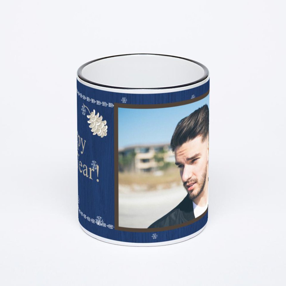 Кружка с черной ручкой и ободком