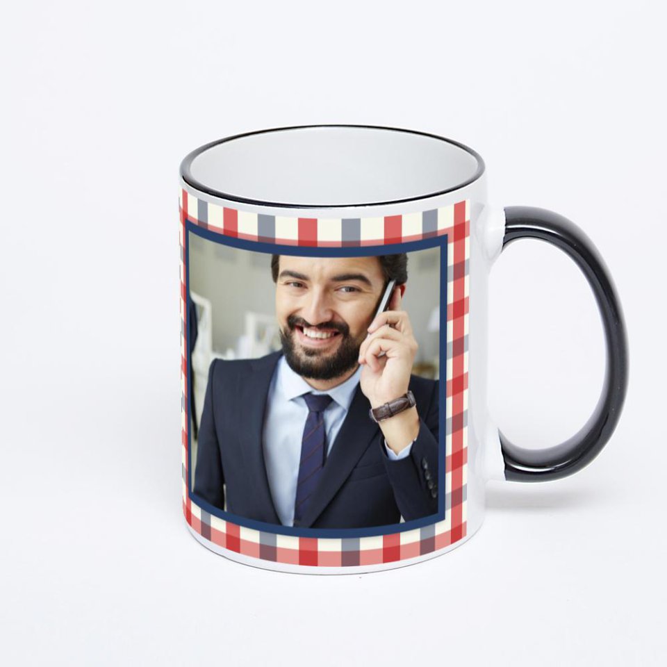 Кружка с черной ручкой и ободком