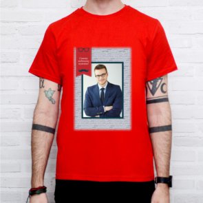 Печать шаблона «Любимому мужчине» на красной мужской футболке по центру