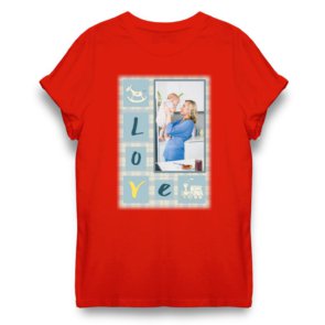 Печать шаблона «Мамина радость, папина гордость» на красной мужской футболке по центру